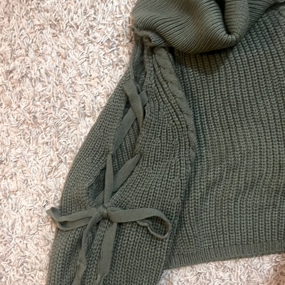 HYFVE olive knit half mid-drift sweater from Discovery- Size Small NWT - Picture 2 of 6